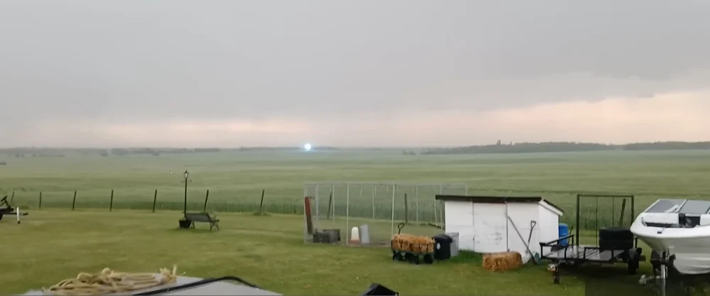 Imagini spectaculoase cu o sferă misterioasă pe cer. Fenomen rar surprins pe cameră în Canada