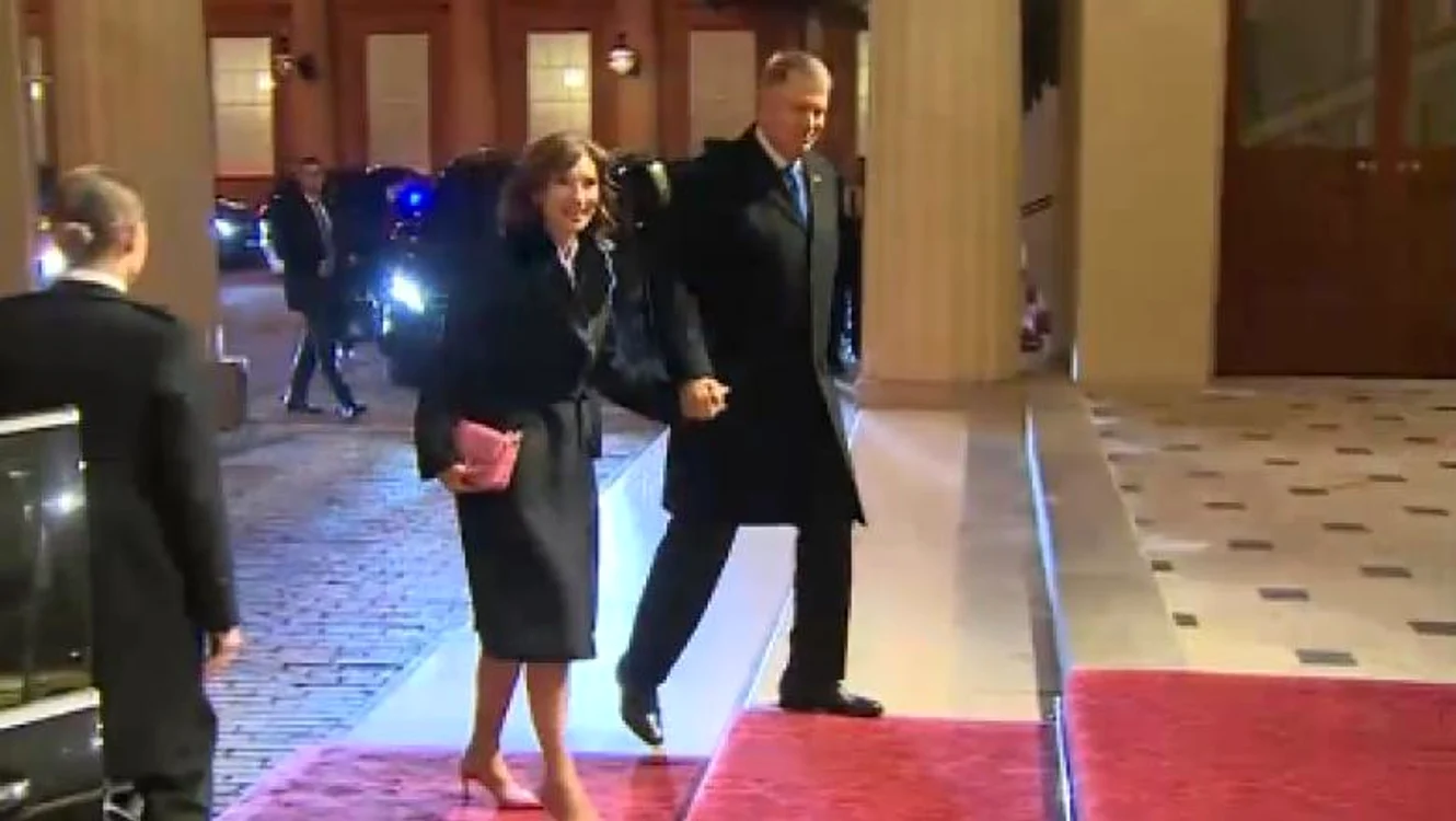 Klaus și Carmen Iohannis, ajungând la dineul ținut de Regina Elisabeta a II-a la Palatul Buckingham