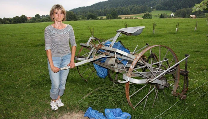 
    Irena Buzniak alături de plugul pe care l-a tras pe câmp în ultimii 15 ani  