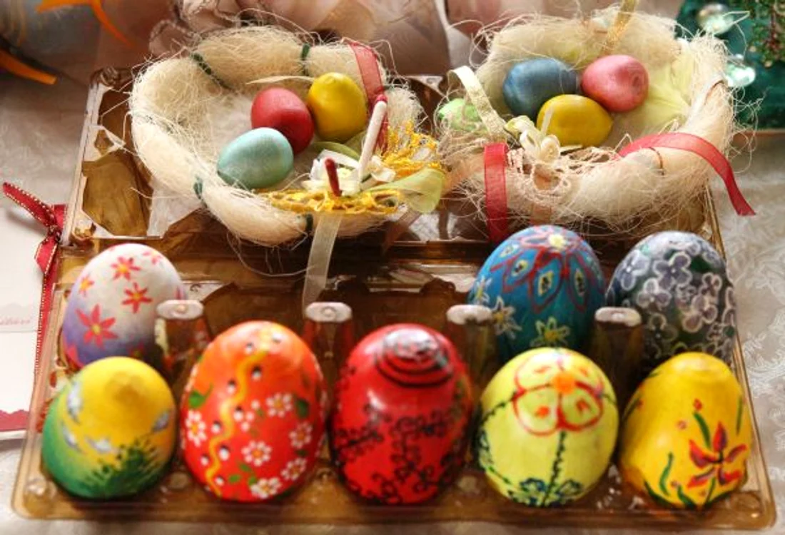 
    De pe masa festivă nu trebuie să lipsească ouăle roşii şi florile de primăvară  