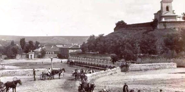 Pe lângă Biserica Mazarache a fost deschisă, la 1803, prima şcoală domnească din oraş