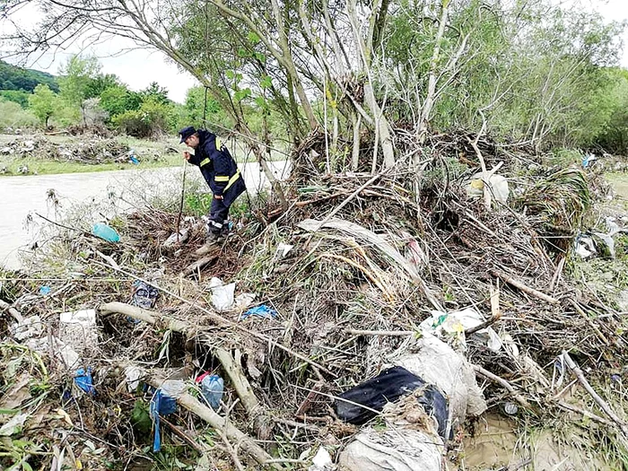 Operaţiunile de căutare au fost dificile