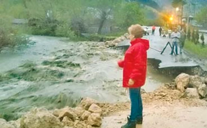 
    Neamţ: la Dămuc,  Drumul Judeţean 127 A  a fost măcinat de ape  