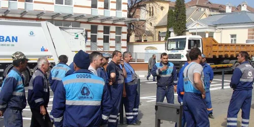 Gunoierii de la Urban nemultumiti ca vor sa fie scosi de pe piaţă, s-au adunat în faţa Primăriei