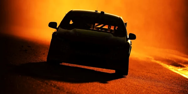 Scott McLaughlin cu numărul 17 pe Ford Falcon FGX de la echipa Shell V-Power Racing e surprins în timpul cursei Townsville 400 care face parte din Campionatul Supercars pe circuitul Townsville Street din Townsville Australia FOTO Guliver / Getty Imag