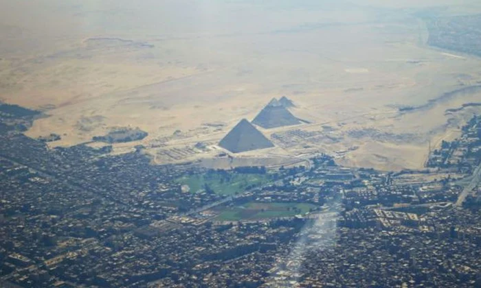 Egiptul construieşte două autostrăzi pe platoul piramidelor de lângă Cairo  Arheologii protesteză:  Vor asfalta site uri arheologice neexplorate jpeg