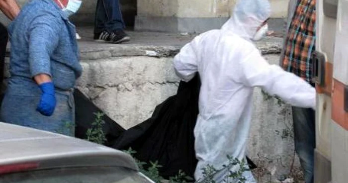 Cadavrul bărbatului a fost transportat la morgă FOTO: Arhivă Adevărul