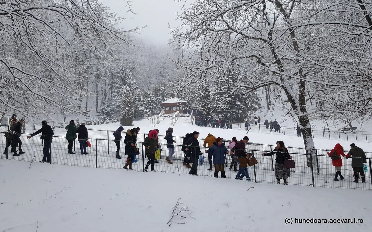 Mormântul lui Arsenie Boca a devenit loc de pelerinaj pentru români. Foto: Daniel Guță
