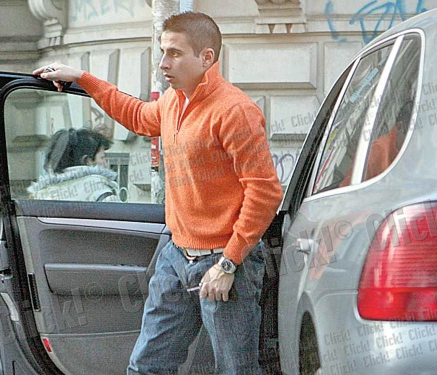
    Alin Cocoş s-a dat jos furios  şi Porsche Cayenne, maşina pe  care o conducea,  ca să-i  facă „praf” pe poliţişti  