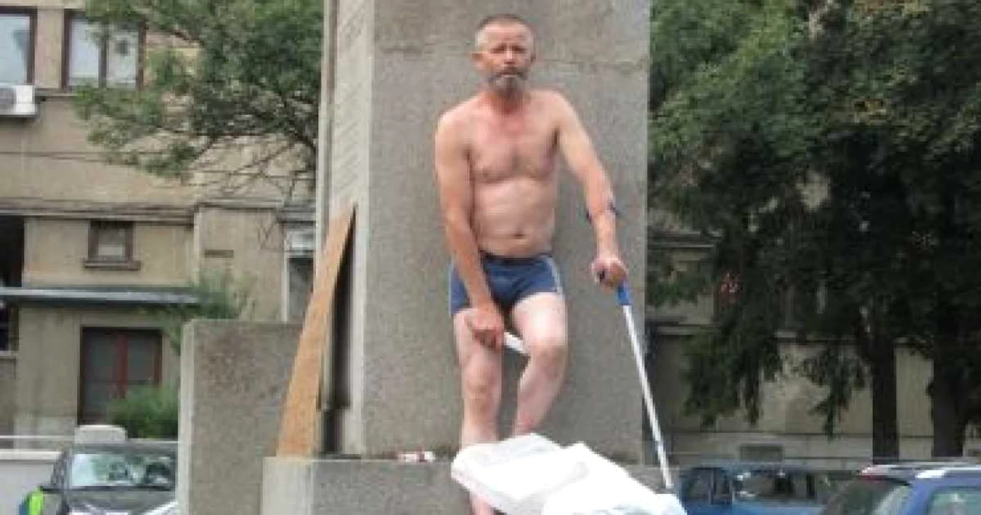 Timişoara: Un bărbat s-a urcat pe o statuie din centrul oraşului şi a ameninţat că se taie