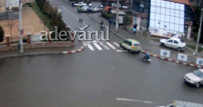 Accidentul a avut loc la ieşirea din giratoriu      Captură video
