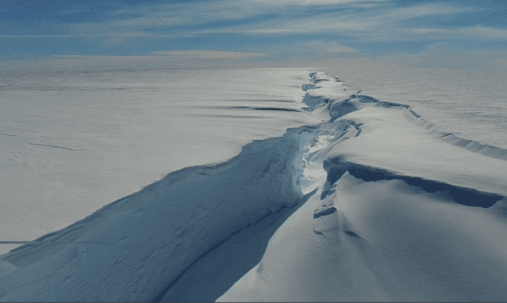 Un aisberg imens s-a desprins în Antarctica FOTO
