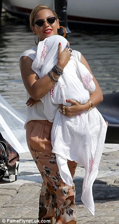 Beyoncé  alături de fiica ei, Blue Ivy