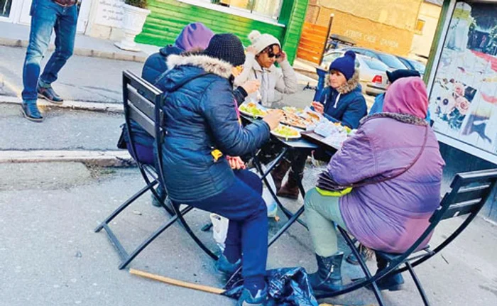 Sărmanii se bucură de o masă caldă