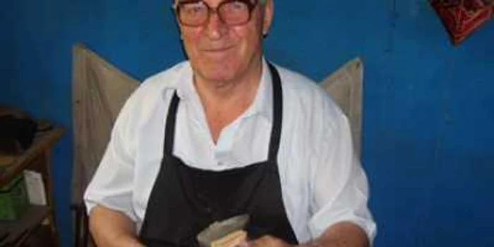 Bacău: Ioan Bosângeanu: Peticeşte pantofi de jumătate de secol