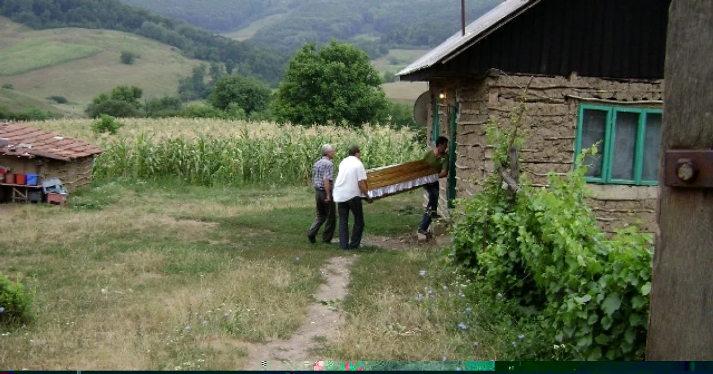 Familia copilului se pregăteşte de înmormântare