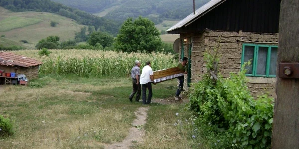 Familia copilului se pregăteşte de înmormântare