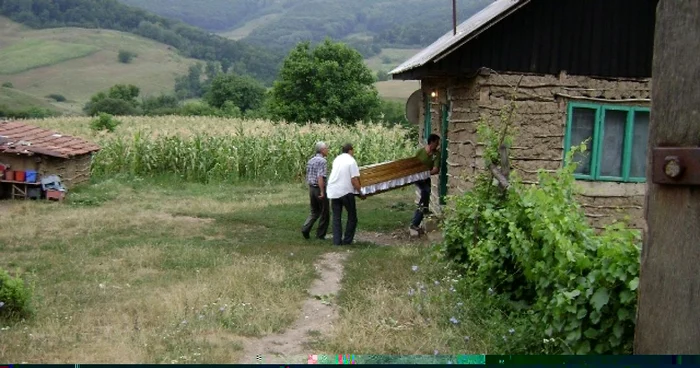 Familia copilului se pregăteşte de înmormântare