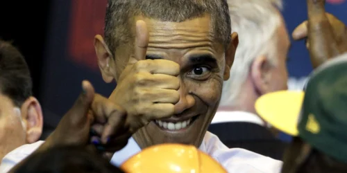Preşedintele Barack Obama salută suporterii în Campania pentru guvernatorul de  Wisconsin Mary Burke în timpul unei acţiuni la liceul North Division din Milwaukee FOTO AP