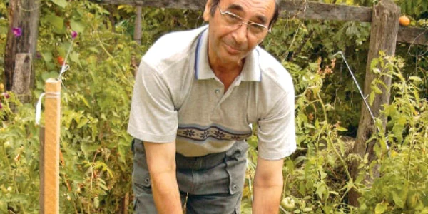 Ioan Avarvarei îşi testează cunoştinţele de agronomie pe propria grădină 