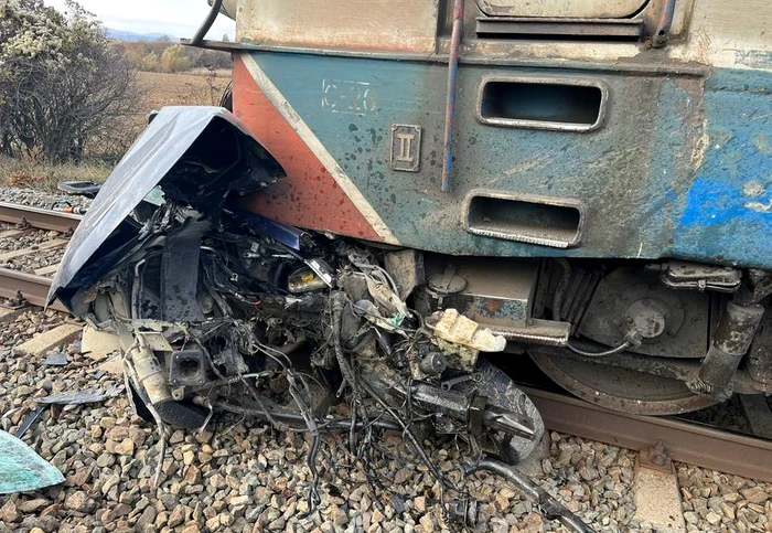 Din mașină nu a mai rămas decât o grămadă de fiare contorsionate FOTO ISU Bacău