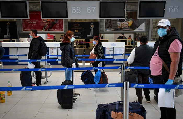 Persoanele care vin în România trebuie să completeze Formularul de Localizare foto: AFP