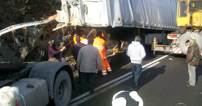 Remorca unui tir cu haine s-a rastunat la Bujoreni