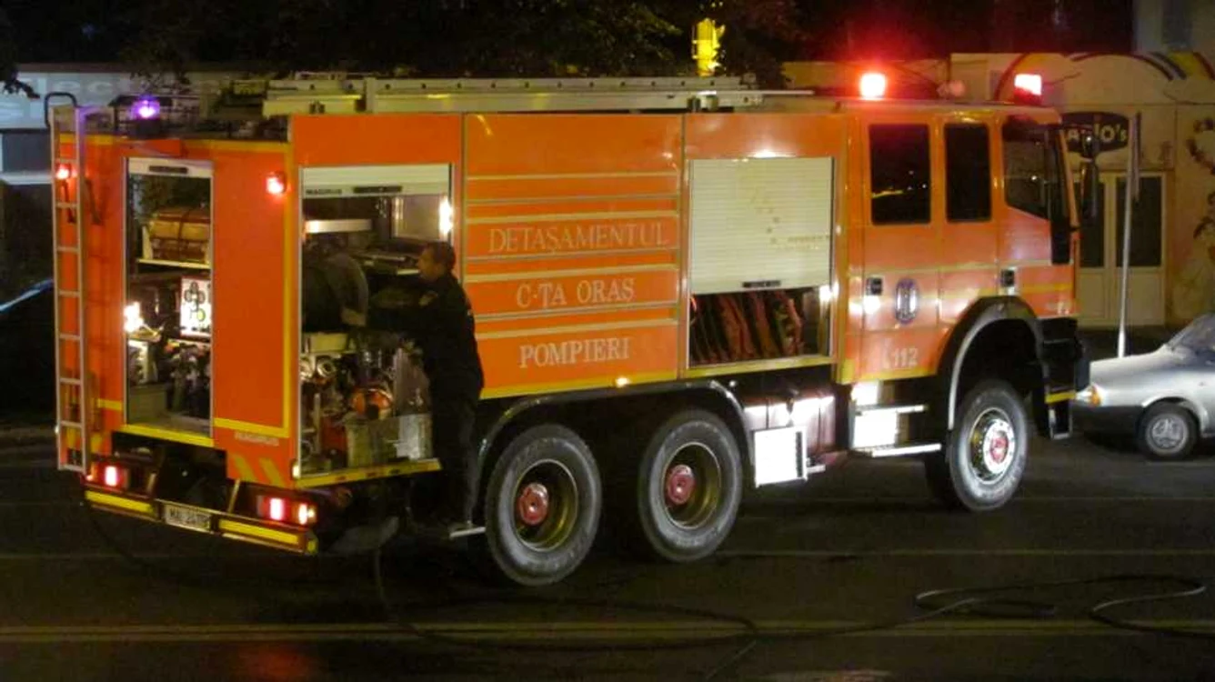 Intervenţie a pompierilor la incendiul unei maşini