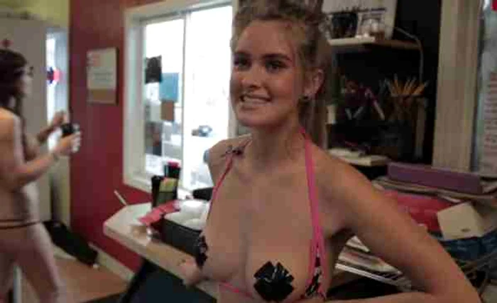 
    Chelnerițele arată ca scoase din revisteFoto: captură video Youtube  