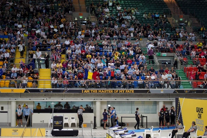 militarii români au fost suţinuţi din tribune FOTO Invictus Team Romania - Laurentiu Turoi