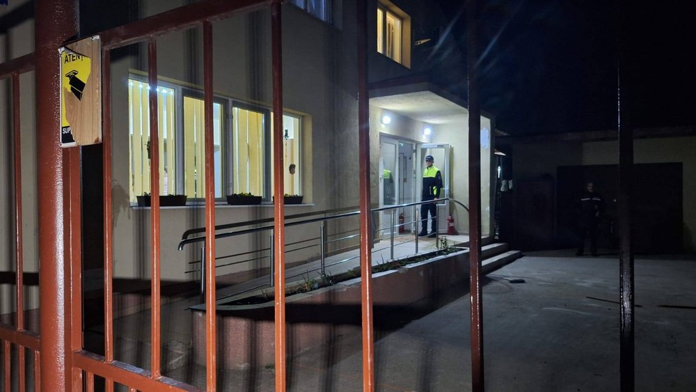 Un băiat de 15 ani a fost înjunghiat într-un centru familial din Mehedinți. Mai mulți indivizi au dat buzna în clădire