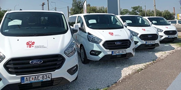 Microbuzele Ford pleacă de la Budapesta FOTO RMDSZ