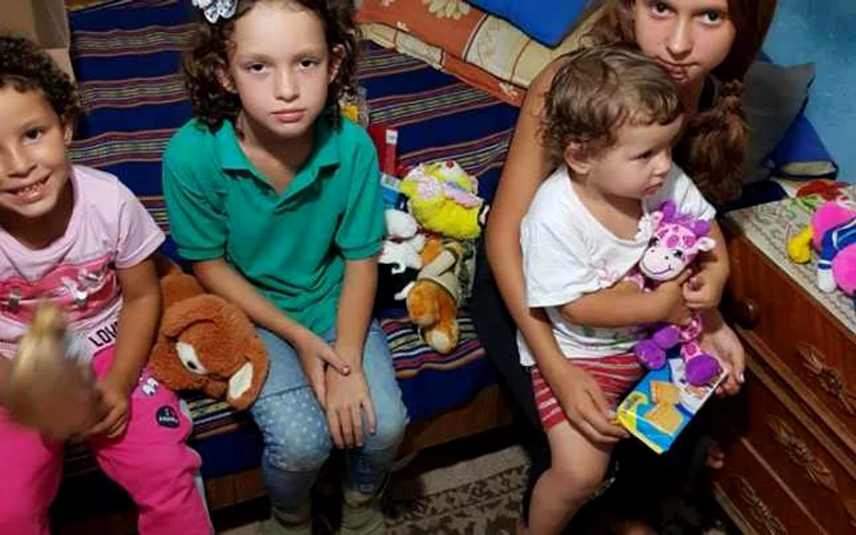Copiii au 2 ani (fetiţă), 4 ani (fetiţă, merge la grădiniţă), 7 ani ( fată, învaţă foarte bine la şcoală) şi 13 ani ( clasa a VIII-a, premiantă).