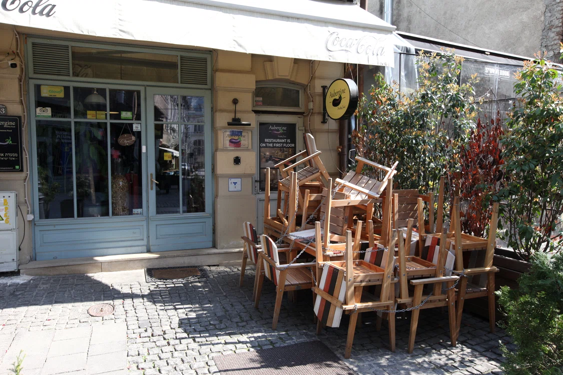 
    Restaurantele și cafenelele care funcționează în interior vor fi închise pentru 14 zileSursa foto: Sever Gheorghe  