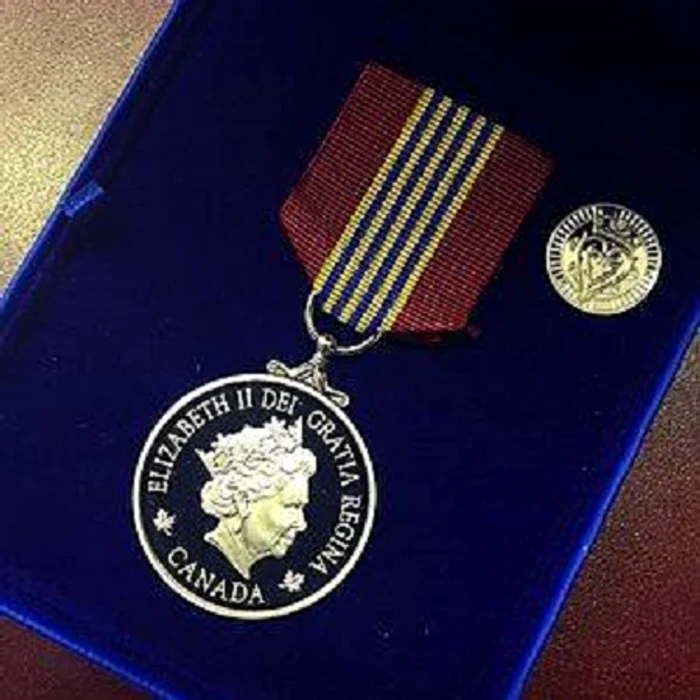 Medalia din partea reginei primită de Vania Atudorei. FOTO Arhivă personală