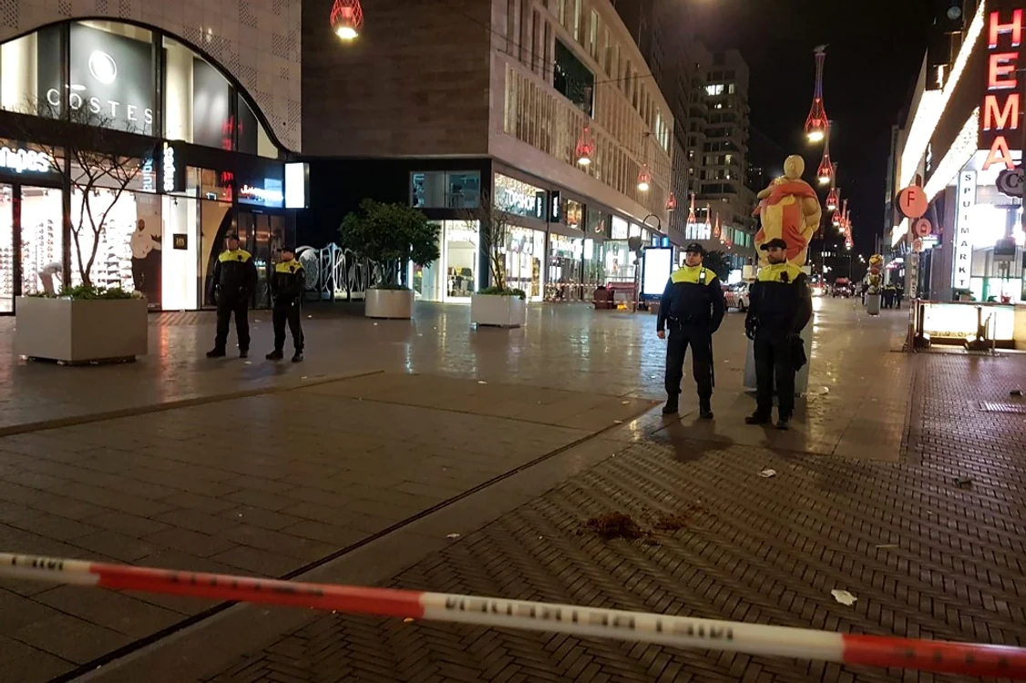 
    Atacul din Haga a avut loc pe Grote Marktstraat, o zonă comercială aglomerată din oraşfoto: AFP  
