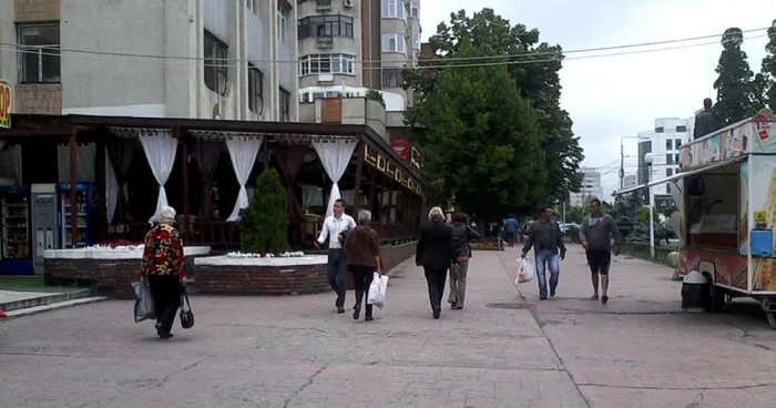 Slătinenii sunt nemulţumiţi că unele terase au ocupat prea mult spaţiu (FOTO: Adevărul)