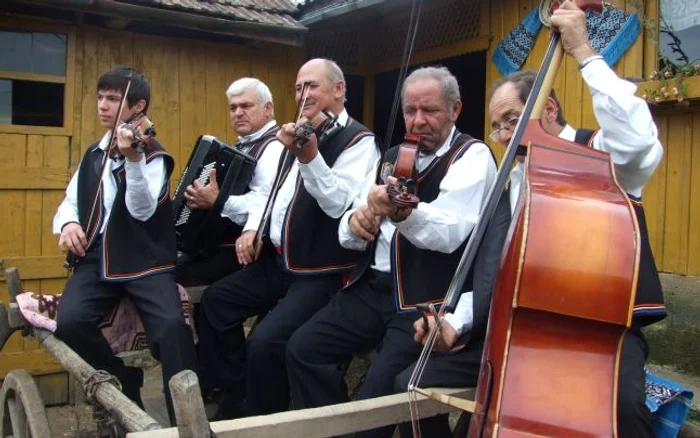  Sătenii din Soconzel au jucat ieri dansul la şură