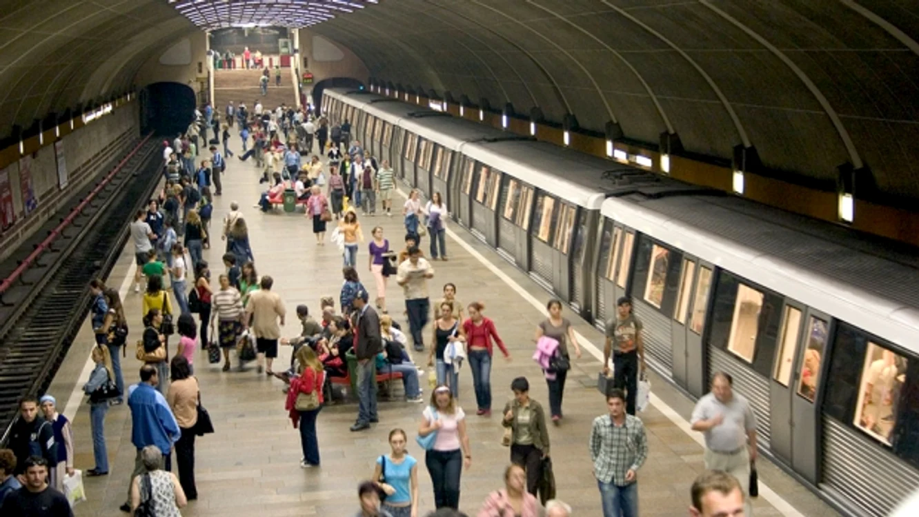 
    O persoană s-a aruncat în faţa metroului  