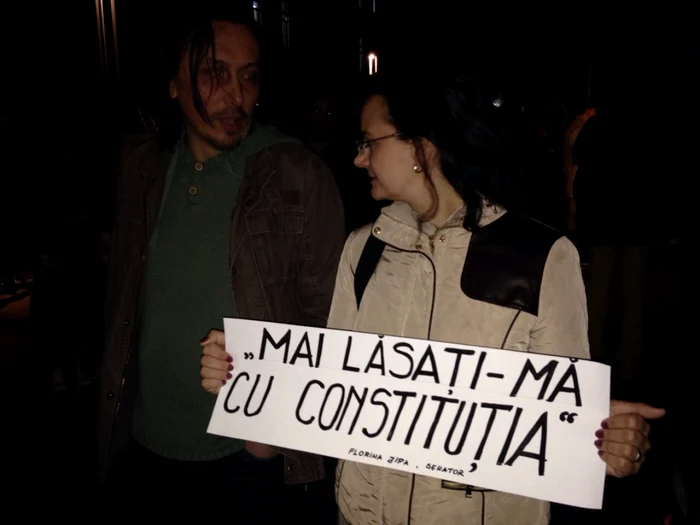 Protestatarii din Piaţa Universităţii acuză declaraţia senatoarei Florina Jipa: „Mai lăsaţi-mă cu Constituţia” FOTO Adevărul