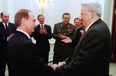 Președintele rus Boris Elţîn îi predă simbolic conducerea Rusiei lui Vladimir Putin în timpul unei ceremonii organizate la Kremlin, la 31 decembrie 1999 (foto: PROFIMEDIA IMAGES)