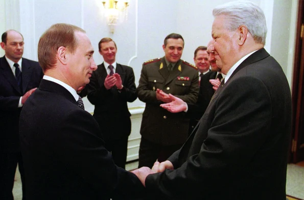 Președintele rus Boris Elţîn îi predă simbolic conducerea Rusiei lui Vladimir Putin în timpul unei ceremonii organizate la Kremlin, la 31 decembrie 1999 (foto: PROFIMEDIA IMAGES)