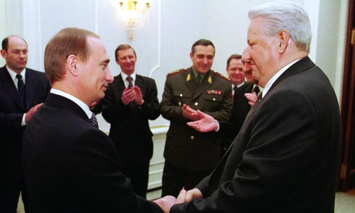 Președintele rus Boris Elţîn îi predă simbolic conducerea Rusiei lui Vladimir Putin în timpul unei ceremonii organizate la Kremlin, la 31 decembrie 1999 (foto: PROFIMEDIA IMAGES)