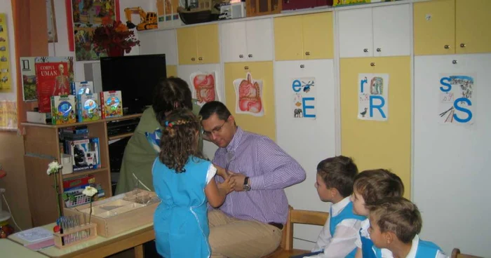 Copiii au făcut "experimente" pe viceprimarul Radu Moisin.