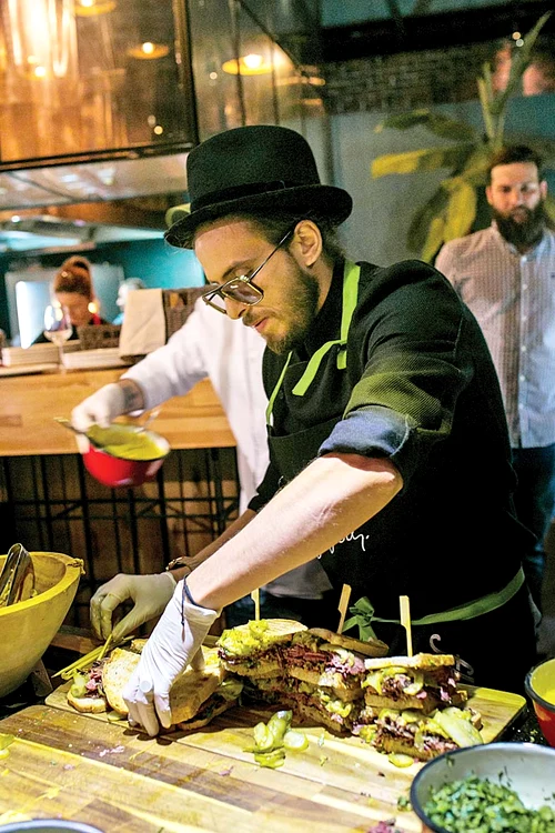 În prezent are un concept de street food (n.r. mâncare stradală)