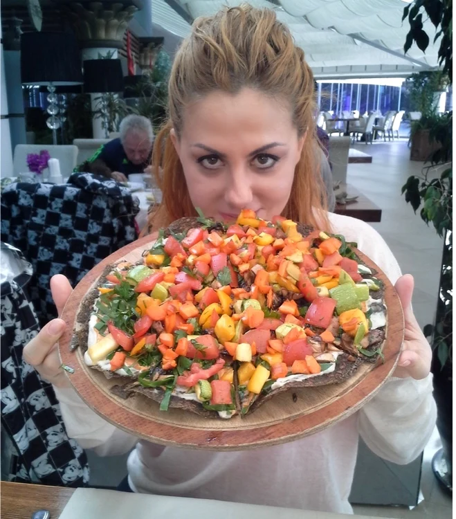 
    Timp de o săptămână, Oana a mâncat fructe, legume şi sucuri speciale  