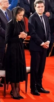 Mirabela Grădinaru, partenera lui Nicușor Dan, a atras mari controverse în urma ținutei purtate duminică, 26 octombrie, la slujba de sfințire a picturii Catedralei Naționale Foto: Facebook