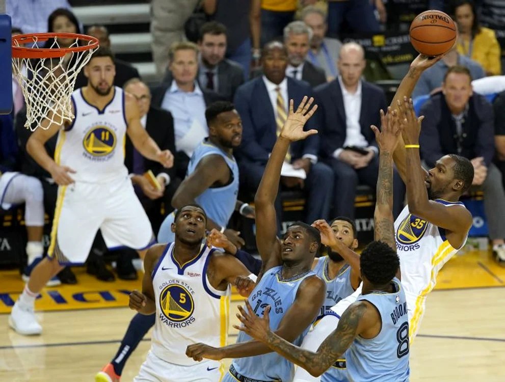 Meciurile de acasa ale formatiei Golden State Warriors se joaca de trei ani cu casa inchisaFOTO: EPA