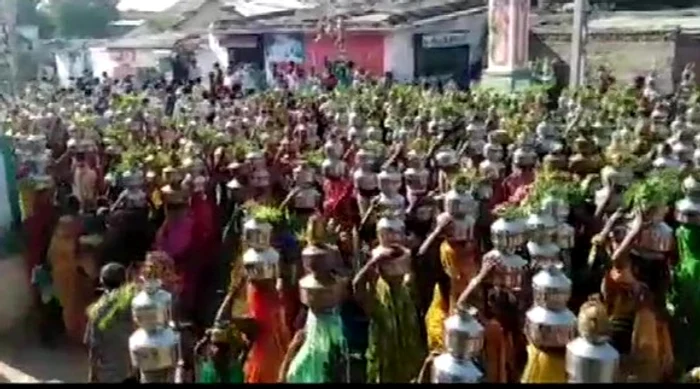 Miercuri, 5 mai, sute de femei au participat la o ceremonie religioasă în Sanand, Ahmedabad