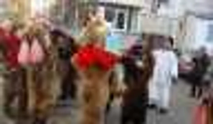 Urşii din Moineşti-Bacău au colindat prin cartierele Râmnicului